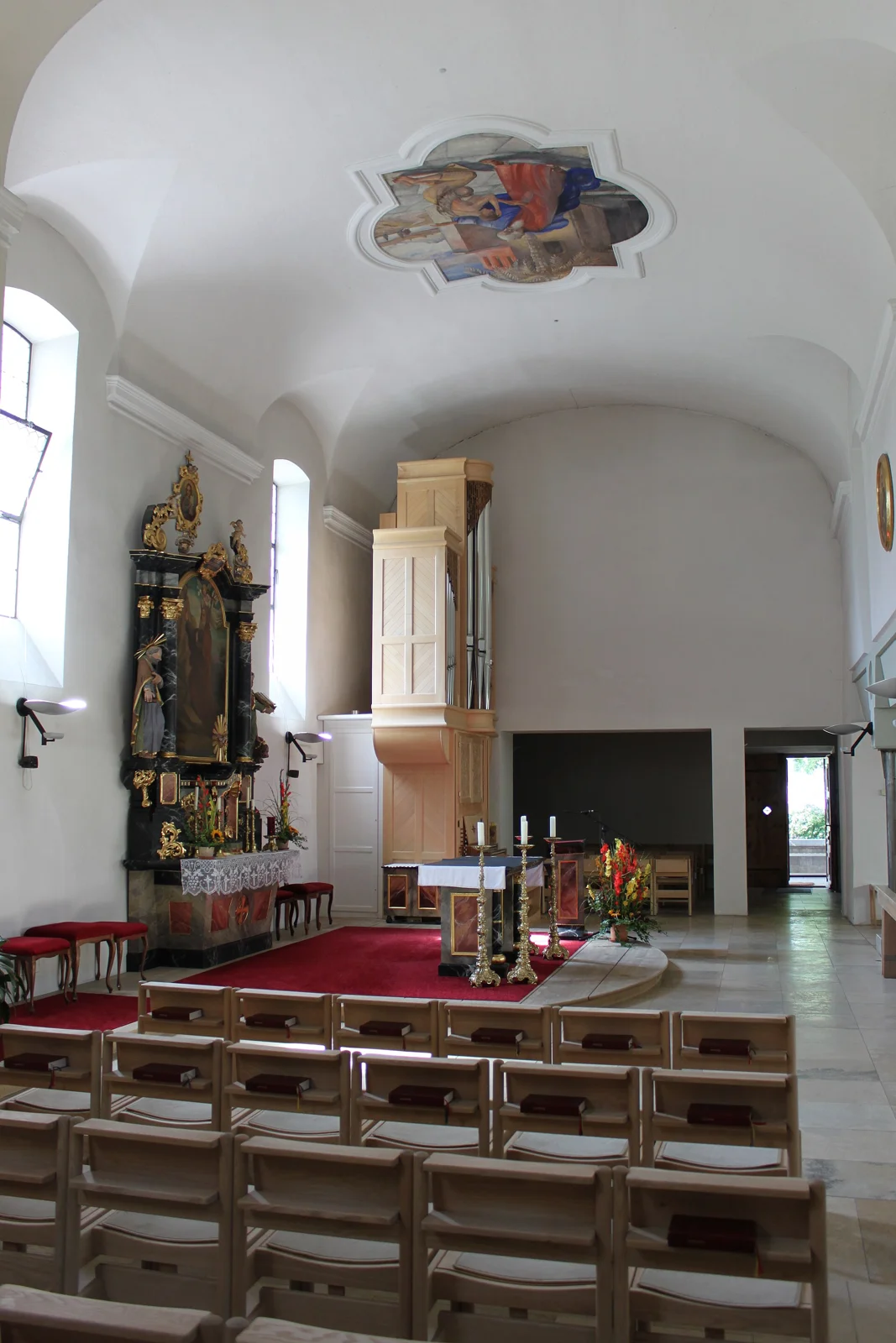 Bild 6: Innenraum einer hellen Dorfkirche mit Altar und Holzbänken