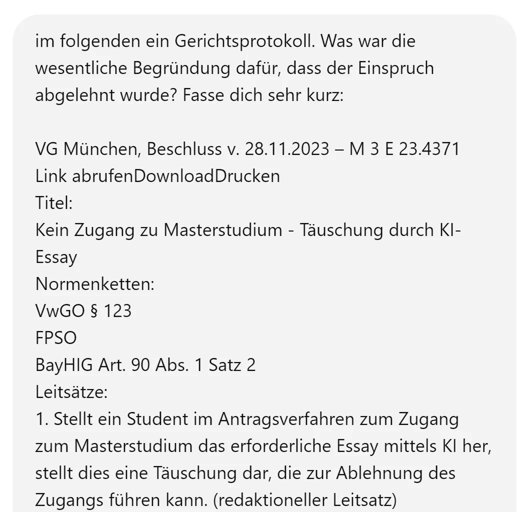 Chat-Eingabe: „Im folgenden ein Gerichtsprotokoll. Was war die wesentliche Begründung dafür, dass der Einspruch abgelehnt wurde? Fasse dich sehr kurz“, darunter Kopf des Beschlusses